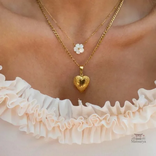 Bijou en acier avec motif floral