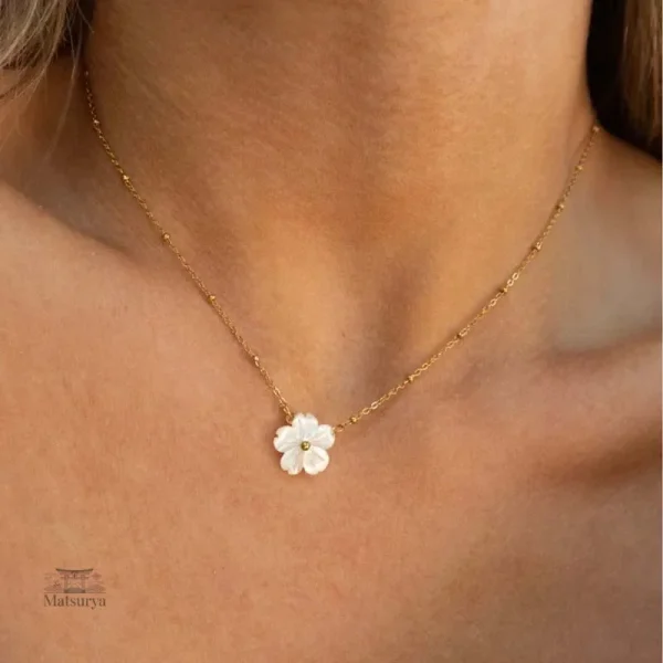 Collier élégant avec fleur en métal