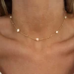 Collier délicat motif fleur en acier