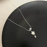 Bijou japonais en collier avec étoile et breloque