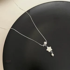 Bijou japonais en collier avec étoile et breloque