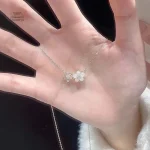 Bijou japonais inspiré de la fleur de cerisier