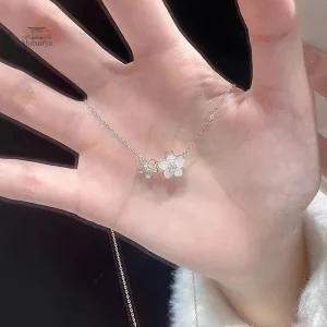 Bijou japonais inspiré de la fleur de cerisier