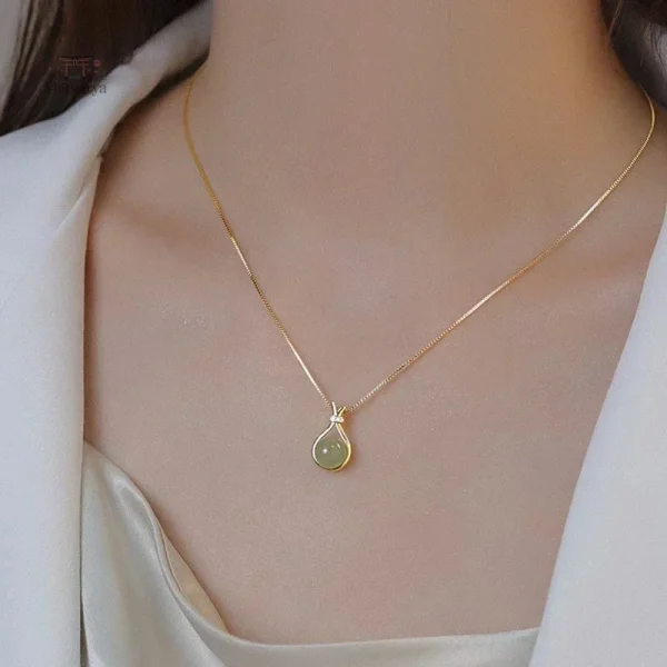 collier-japonais-jade-en-acier-dore-1 Collier Japonais en jade avec acier doré