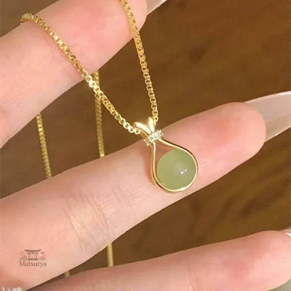 Jade et acier doré, design japonais élégant