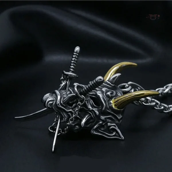Accessoire japonais avec motif de masque Oni