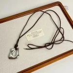 Design Japonais : collier en cordon cuir