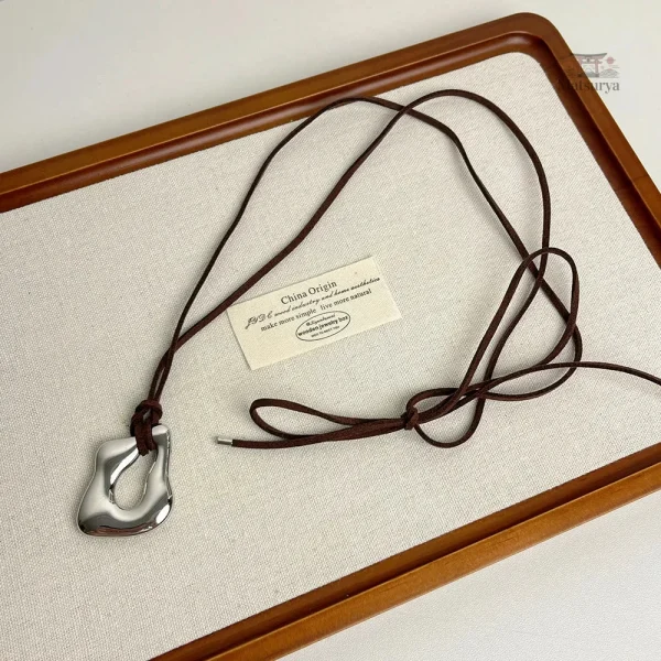 Design Japonais : collier en cordon cuir