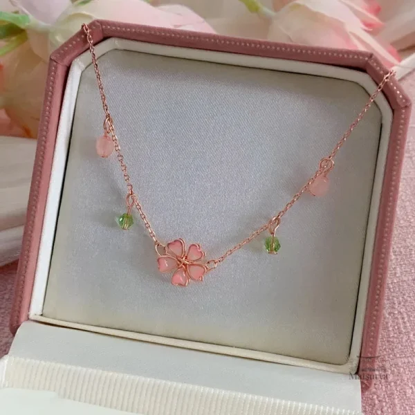 Bijou japonais floral en rose, design élégant de cerisier