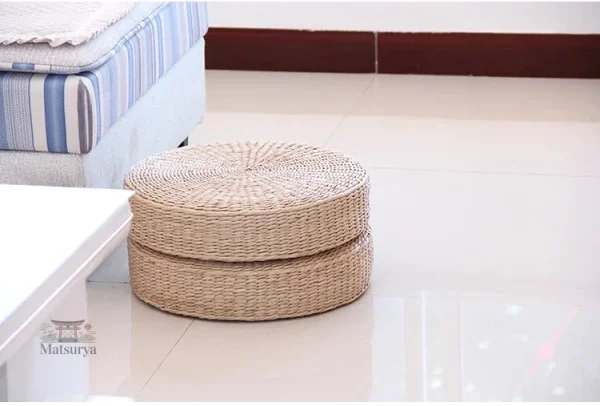 Coussin en paille naturelle, design épuré