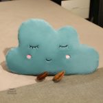 Coussin nuage doux et amusant pour un espace zen et joyeux