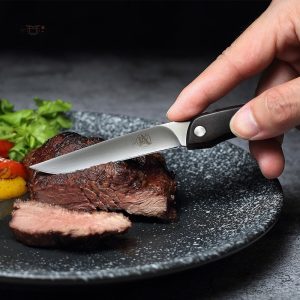 Couteau japonais pliant pour une coupe précise et pratique