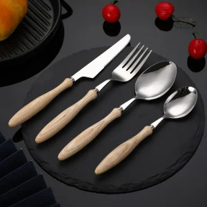 Couvert japonais en bois raffiné