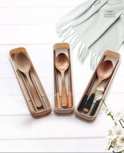 Set de couverts en bois traditionnels
