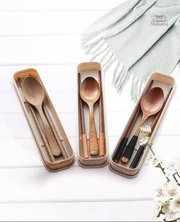 Set de couverts en bois traditionnels