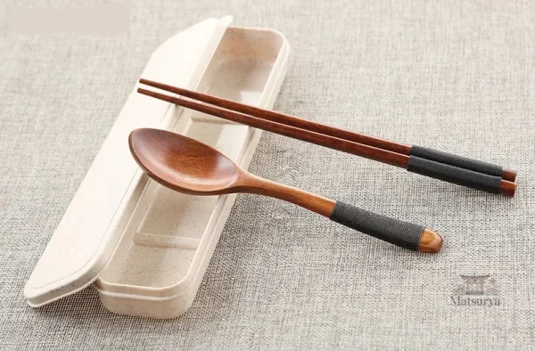 Couverts en bois avec étui design