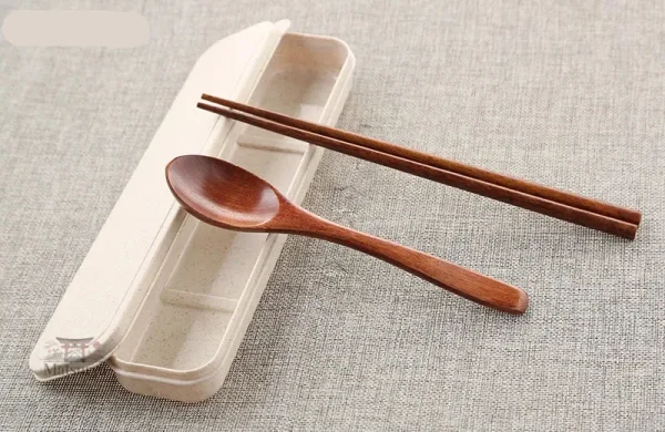 Couverts asiatiques en bois à transport pratique