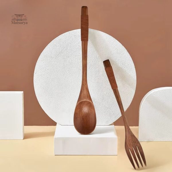 Set de couverts en bois bio, idéal pour un repas zen