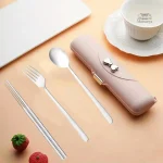 Couverts japonais compacts pour un repas nomade