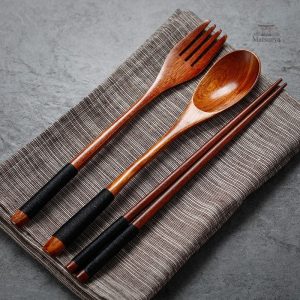 Couverts en bois japonais élégants pour un repas raffiné