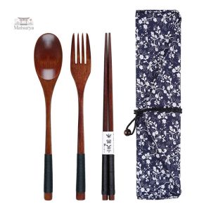 Cadeaux japonais : couverts en bois pour un style naturel et chic