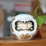 Daruma blanc traditionnel en céramique
