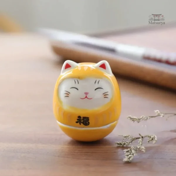 Daruma chat en position assise, design traditionnel