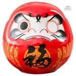 Daruma japonais traditionnel, emblème de chance et de persévérance