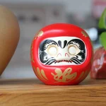 Daruma rouge traditionnel en papier