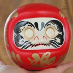 Figurine Daruma rouge, symbole de chance et de persévérance