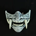 Demi masque démon japonais en style traditionnel