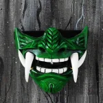 Masque japonais inspiré des démons mythologiques