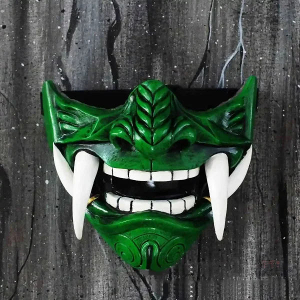 Masque japonais inspiré des démons mythologiques