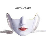Masque traditionnel japonais pour femme, design élégant