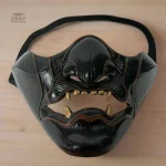 Demi-masque noir en résine