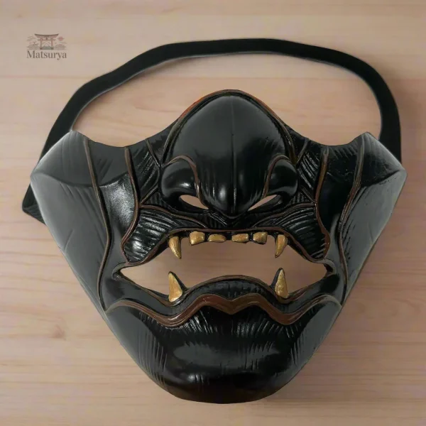 demi-masque-noir-en-resine-1 Demi-masque noir en résine