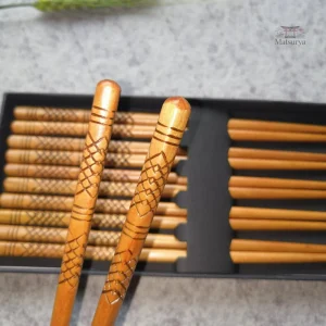 Baguettes japonaises en bois pour repas authentiques