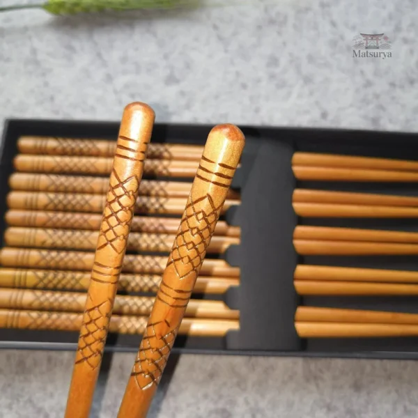 Baguettes japonaises en bois pour repas authentiques