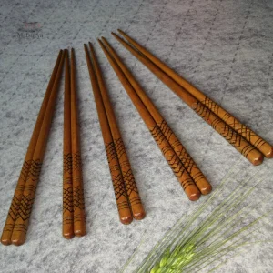 Vaisselle japonaise : élégantes baguettes en bois naturel