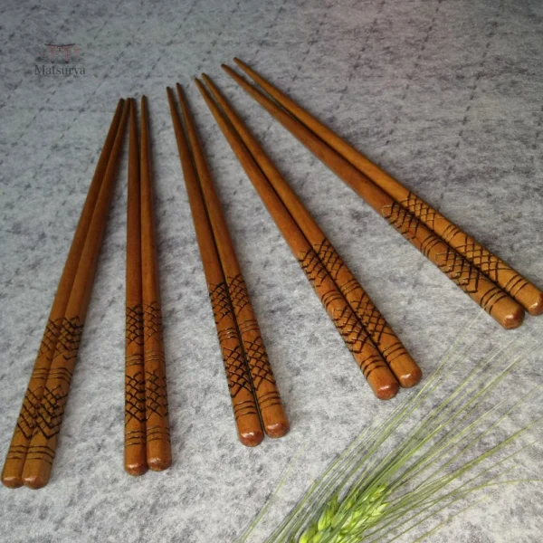Vaisselle japonaise : élégantes baguettes en bois naturel