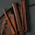 Couverts japonais en bois pour un repas traditionnel