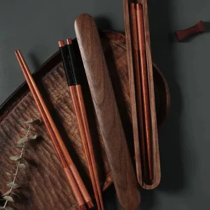 Couverts japonais en bois pour un repas traditionnel