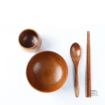 Ensemble élégant de couverts et plateaux en bois