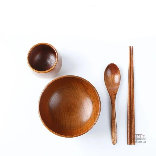 Ensemble élégant de couverts et plateaux en bois