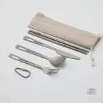Couverts de camping pratiques pour repas en extérieur