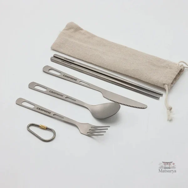 Couverts de camping pratiques pour repas en extérieur