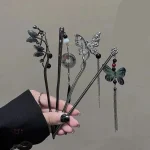 Accessoire capillaire japonais avec pompon et motif papillon