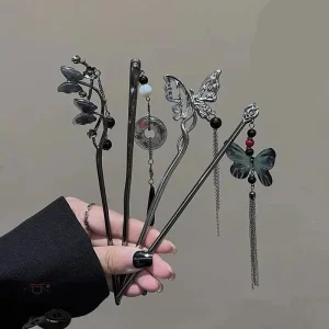 Accessoire capillaire japonais avec pompon et motif papillon