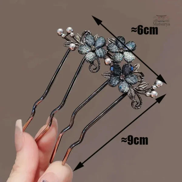 Accessoire de coiffure japonais avec design floral perlé