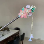 Épingle Japonaise en bois avec pompon et motif floral